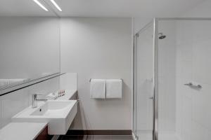 travelodge hotel melbourne docklands