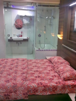 hotel tara international