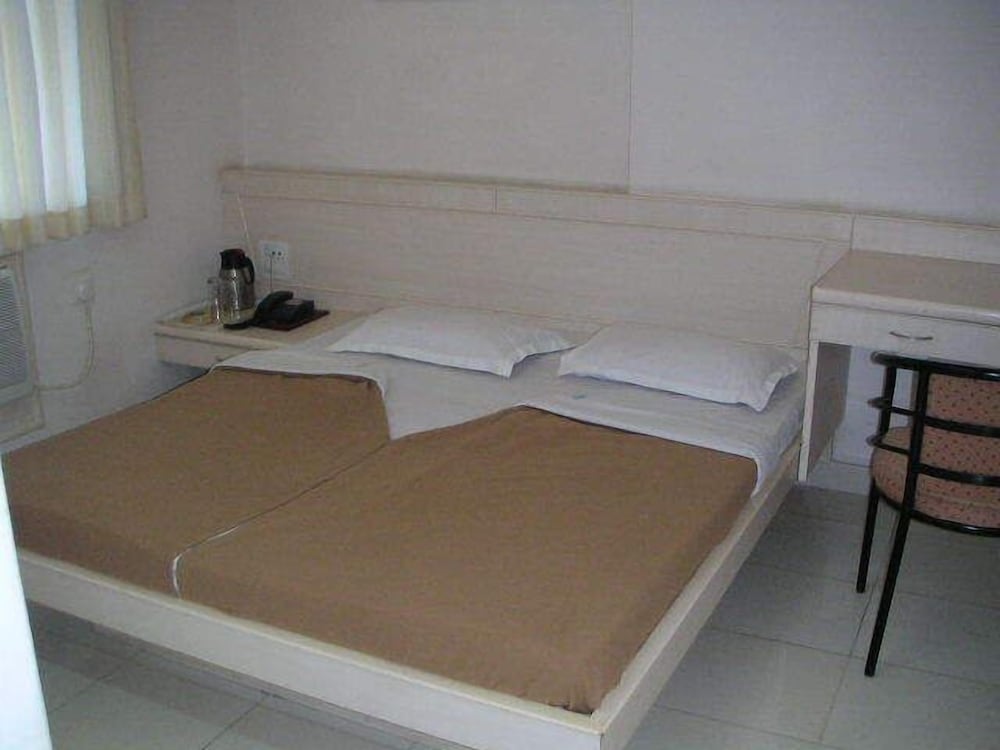 hotel tara international