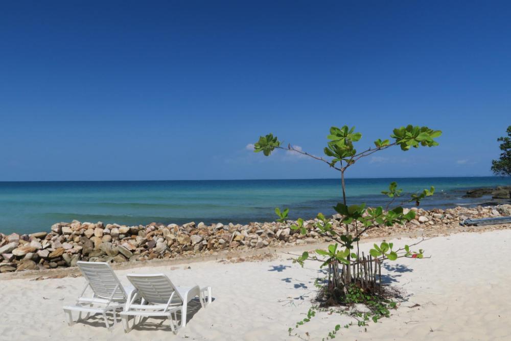 coconutbeach bungalows party hostel