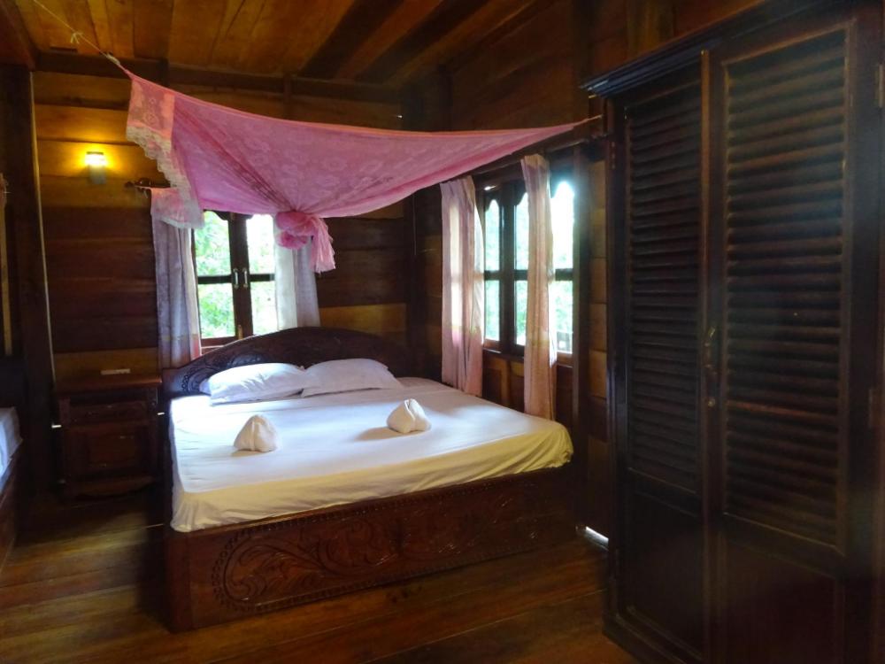 coconutbeach bungalows party hostel