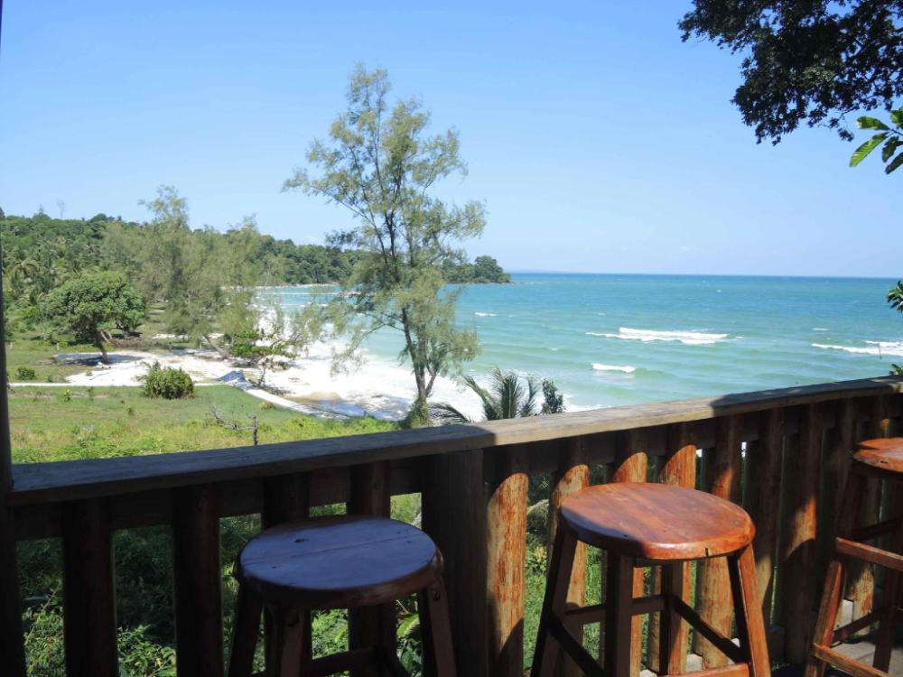 coconutbeach bungalows party hostel