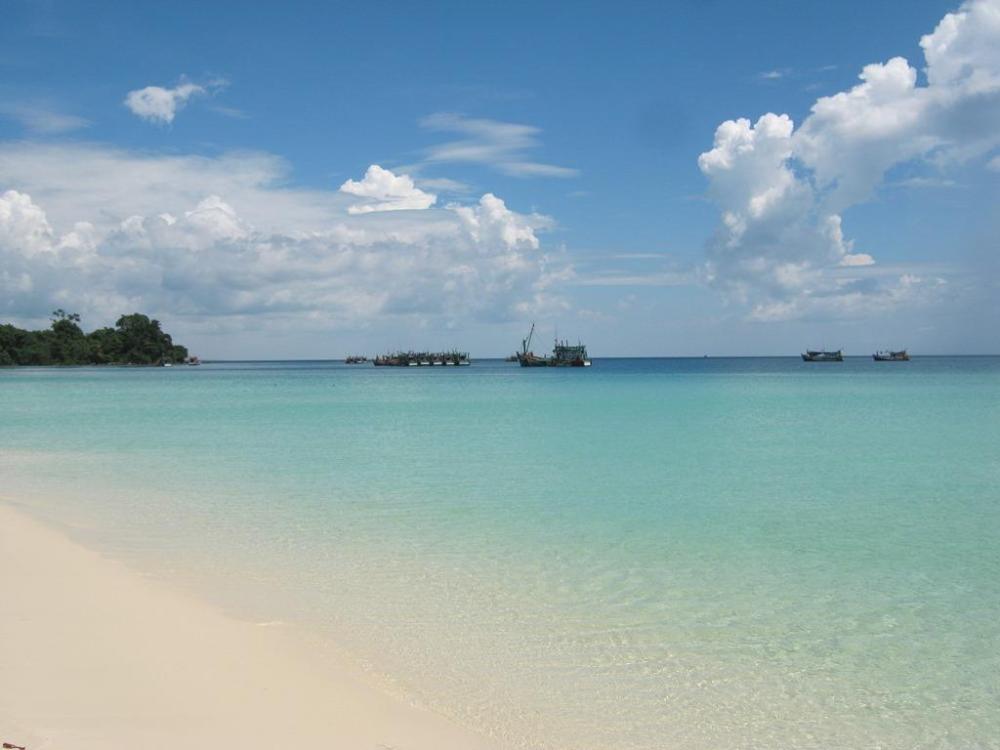 coconutbeach bungalows party hostel