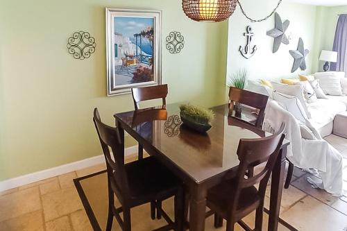 Tradewinds Condos By Hosteeva,,3.5 star