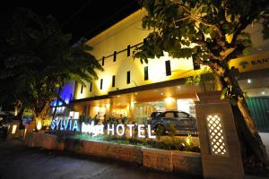 sylvia hotel budget
