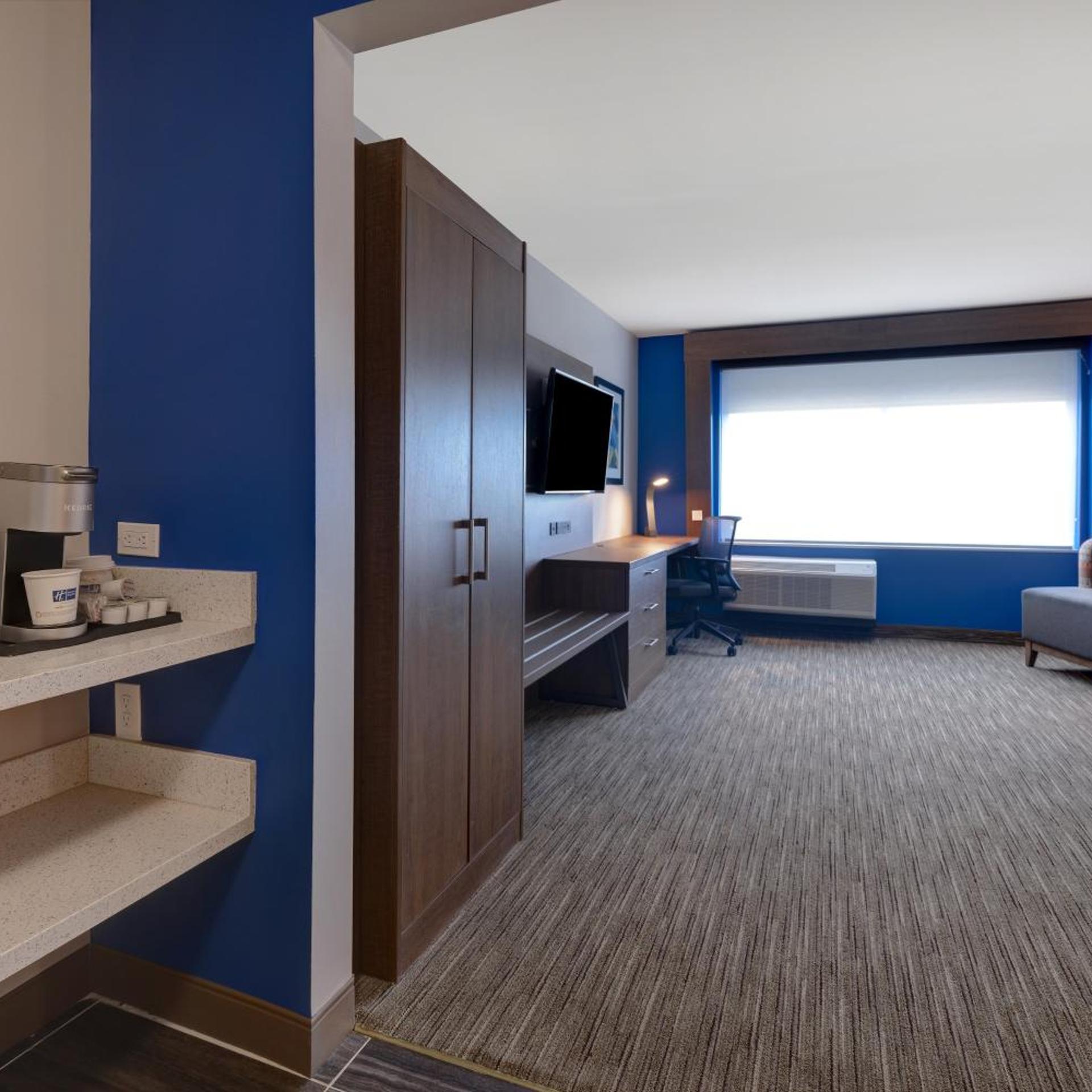 holiday inn express and suites brighton an ihg hotel