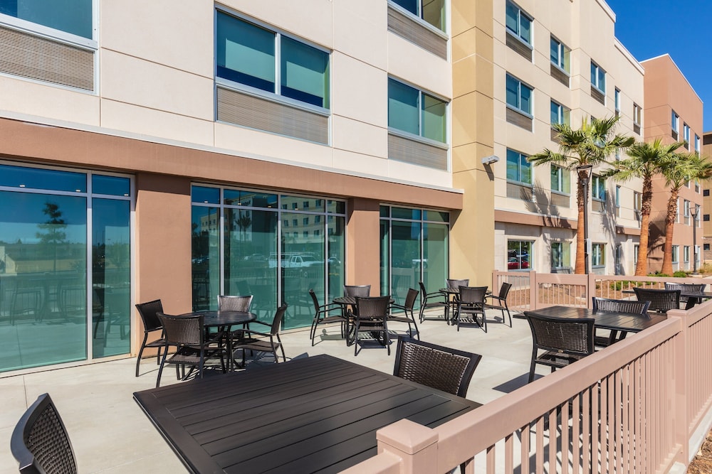 holiday inn express and suites moreno valley riversi