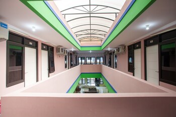 reddoorz near petra university 2