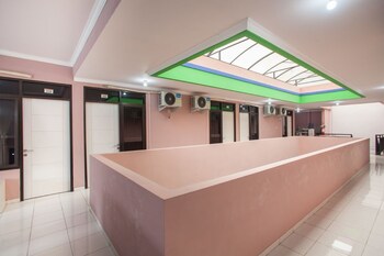 reddoorz near petra university 2