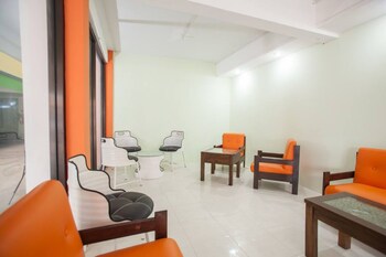 reddoorz near petra university 2