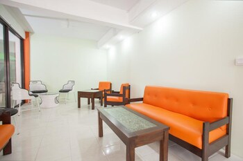 reddoorz near petra university 2