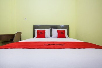 reddoorz near petra university 2