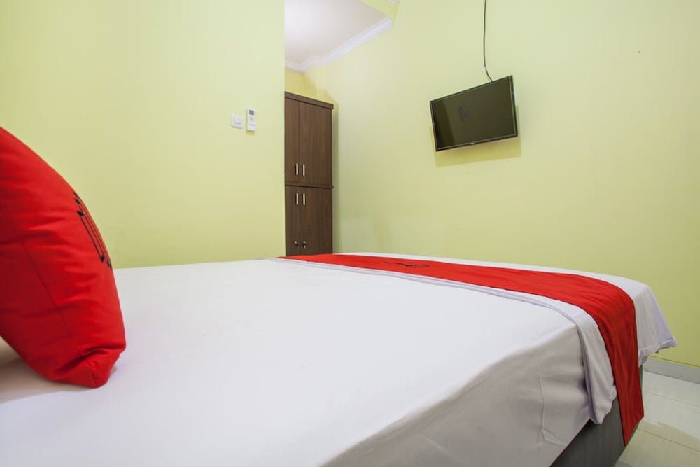 reddoorz near petra university 2