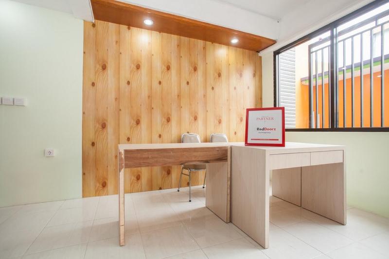 reddoorz near petra university 2