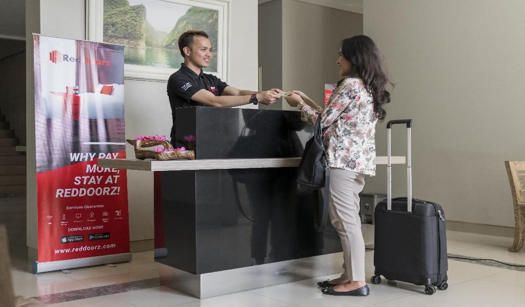 reddoorz near petra university 2