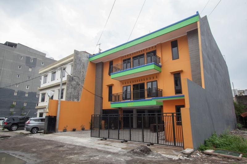 reddoorz near petra university 2