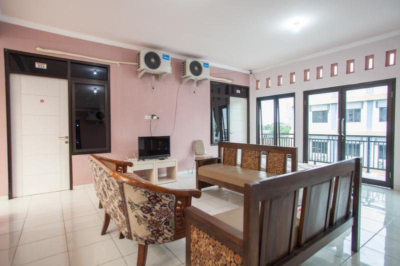 reddoorz near petra university 2