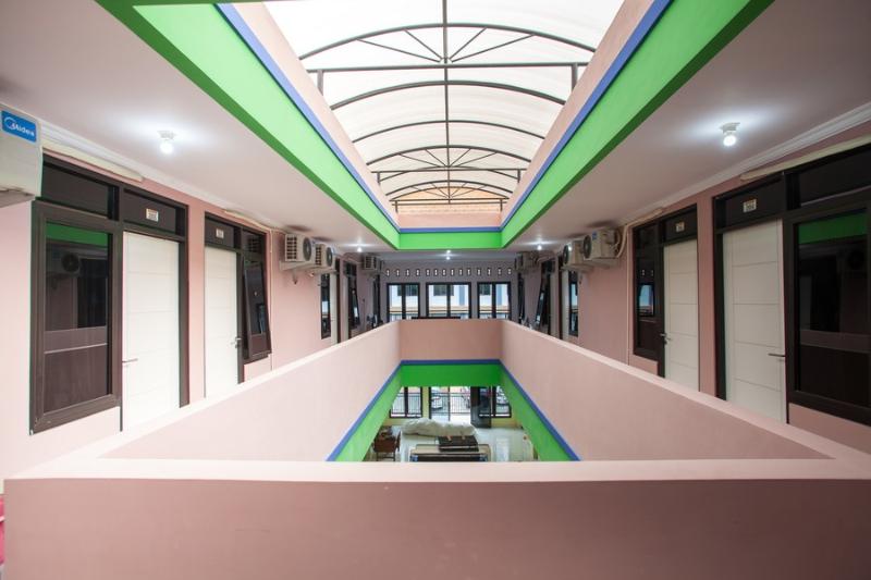 reddoorz near petra university 2