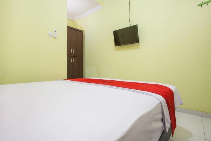 reddoorz near petra university 2