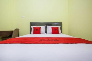 reddoorz near petra university 2