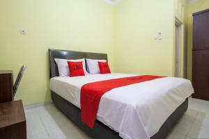 reddoorz near petra university 2