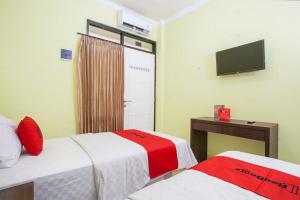reddoorz near petra university 2