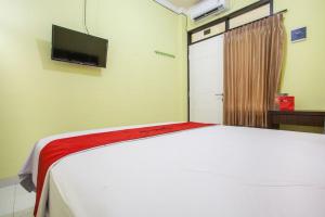 reddoorz near petra university 2
