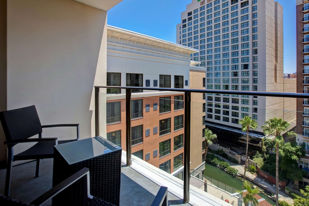 hampton inn and suites san antonio riverwalk