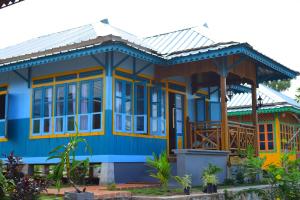 rock and wreck dive resort