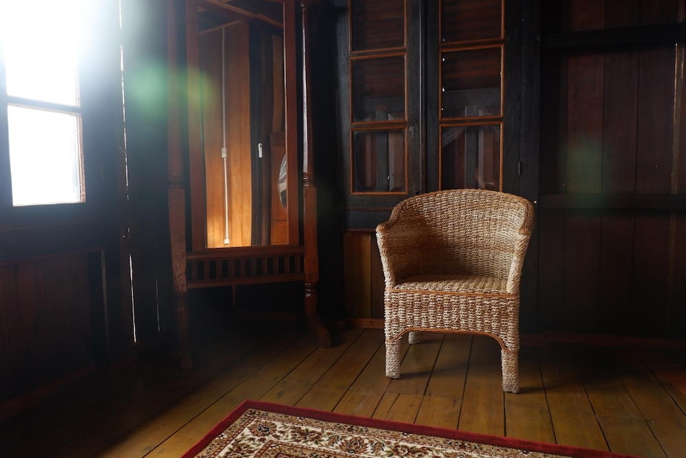 rock and wreck dive resort