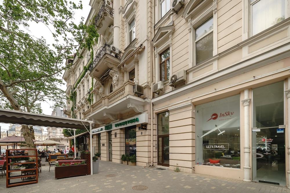 art suites on deribasovskaya 10
