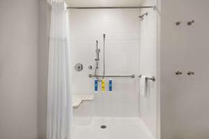 tru by hilton milwaukee brookfield