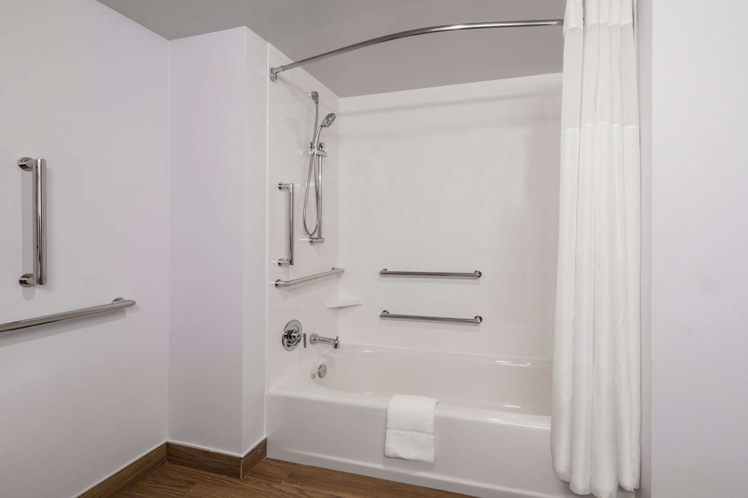 hampton inn and suites fort wayne downtown