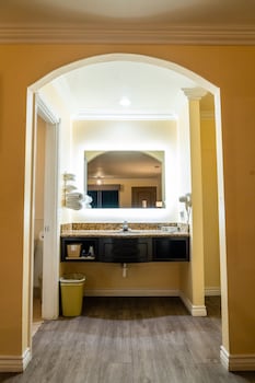 Rodeway Inn & Suites Colton - Riverside,Grand Terrace>>Colton,2 star