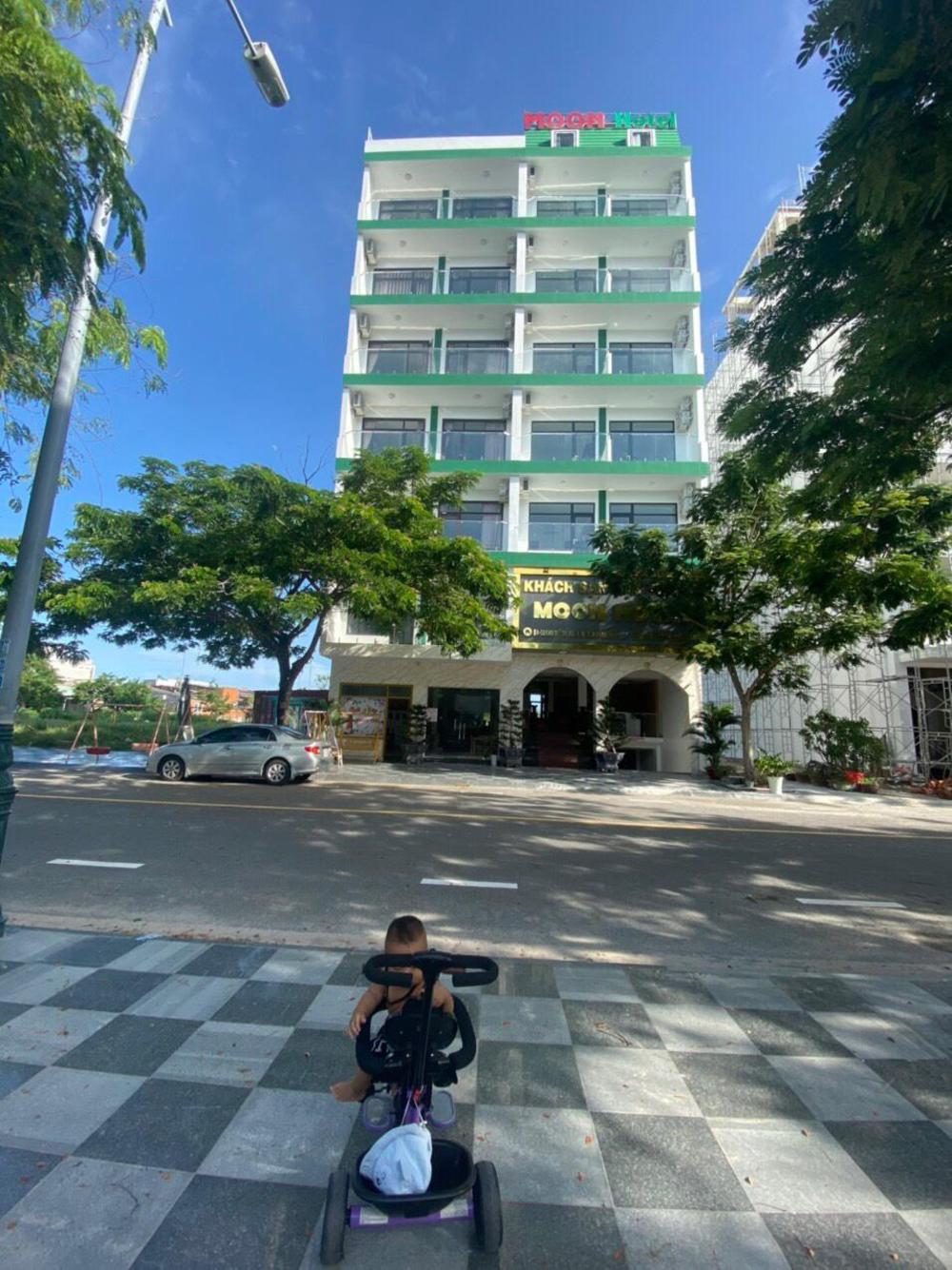 moon hotel