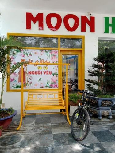 moon hotel