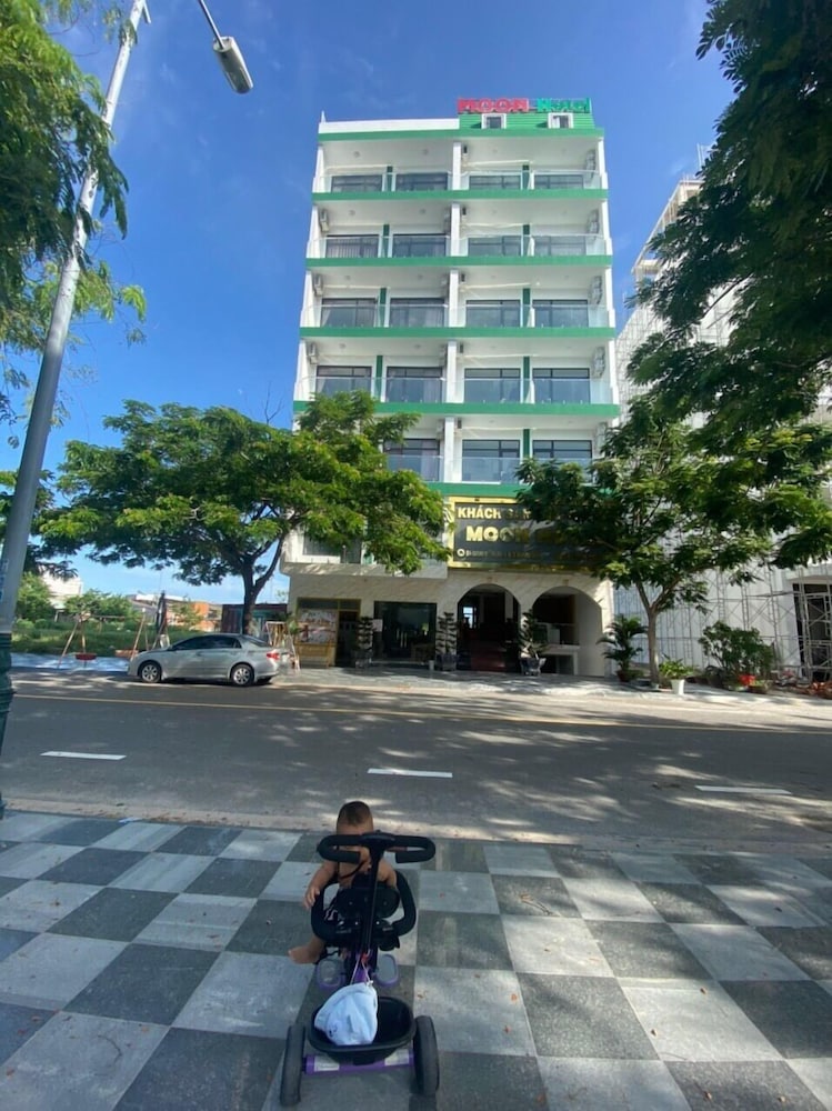 moon hotel