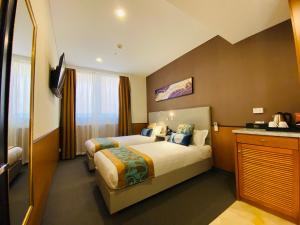 yehs hotel sydney qvb