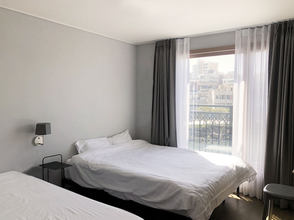 bed radio dongmoon hostel