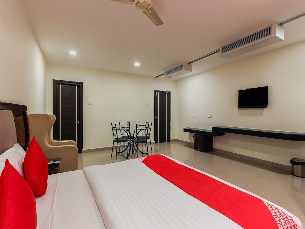 Oyo 24799 Redlas Inn,In Sangareddi,3 star