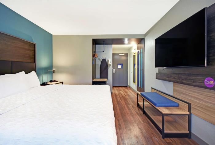 tru by hilton grand rapids airport