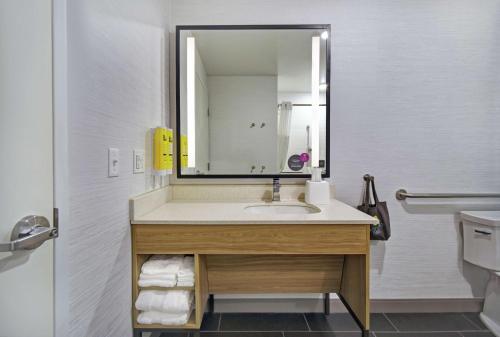 tru by hilton grand rapids airport
