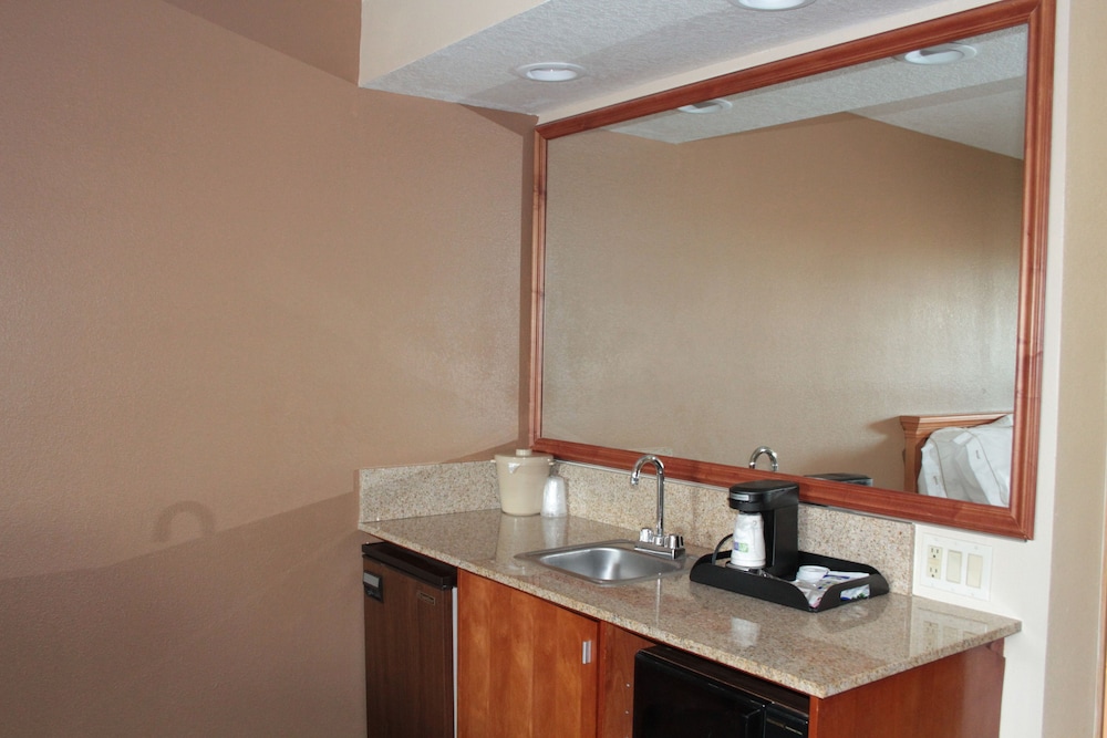 holiday inn express hotel and suites corning by ihg
