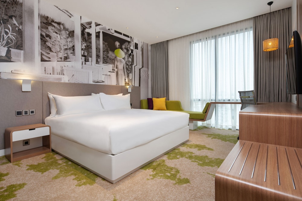 holiday inn and suites saigon airport