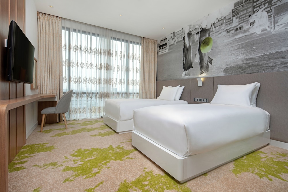 holiday inn and suites saigon airport