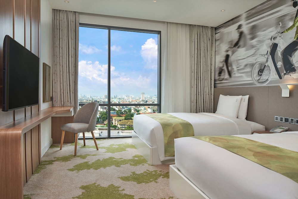 holiday inn and suites saigon airport