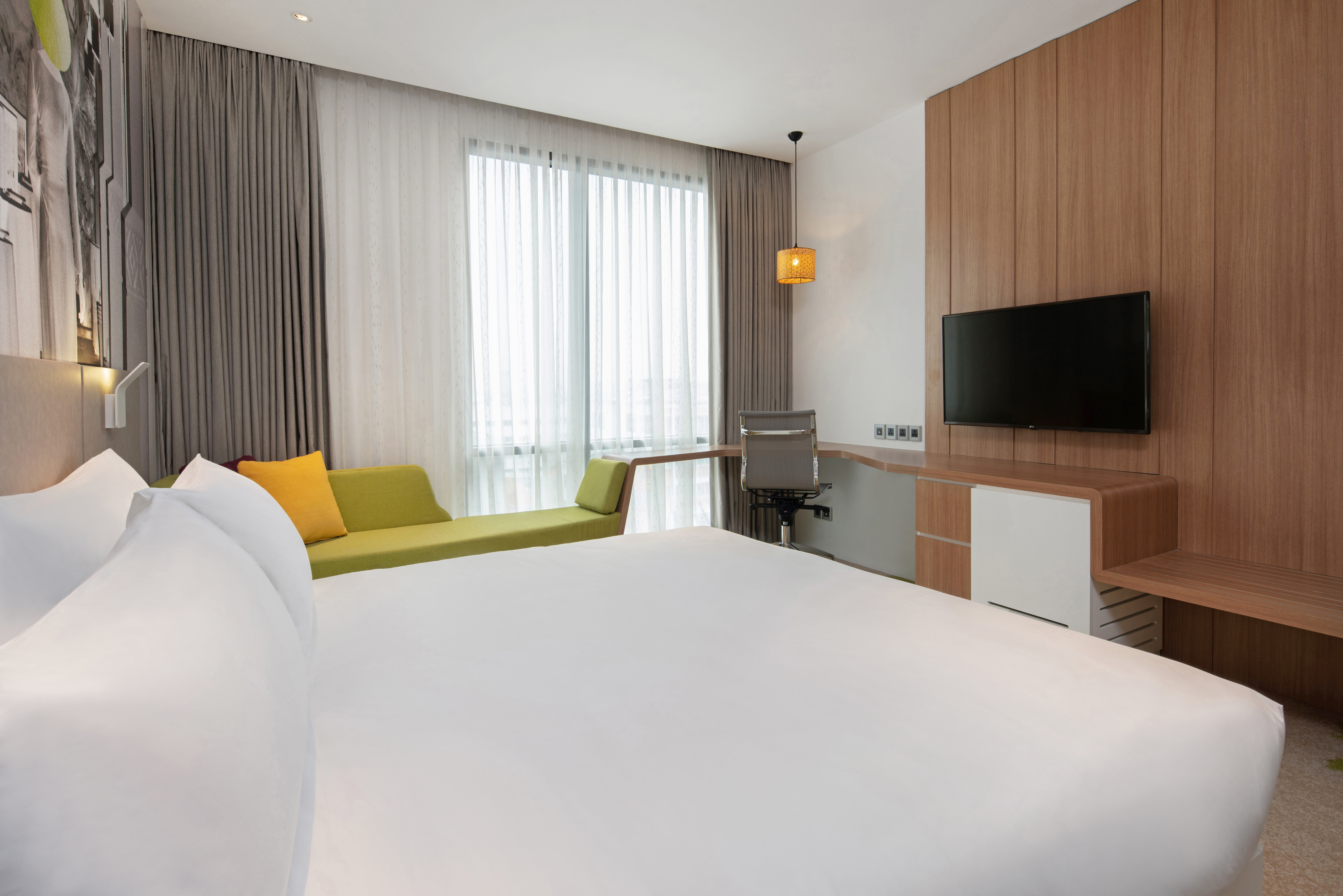 holiday inn and suites saigon airport