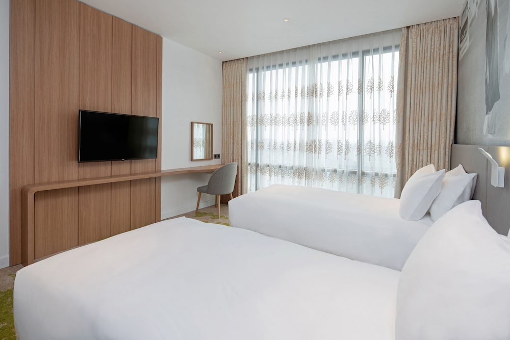 holiday inn and suites saigon airport