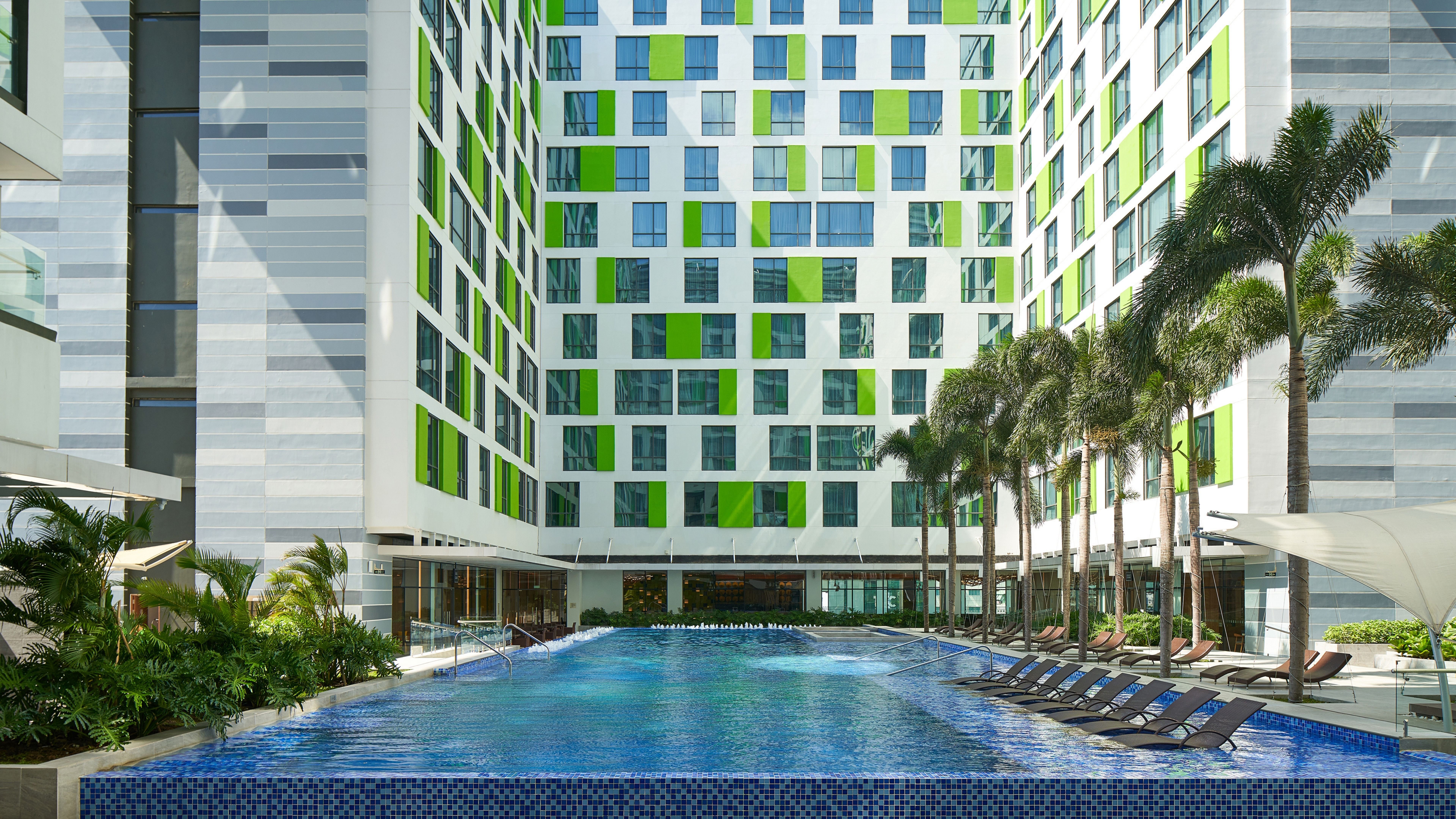 holiday inn and suites saigon airport