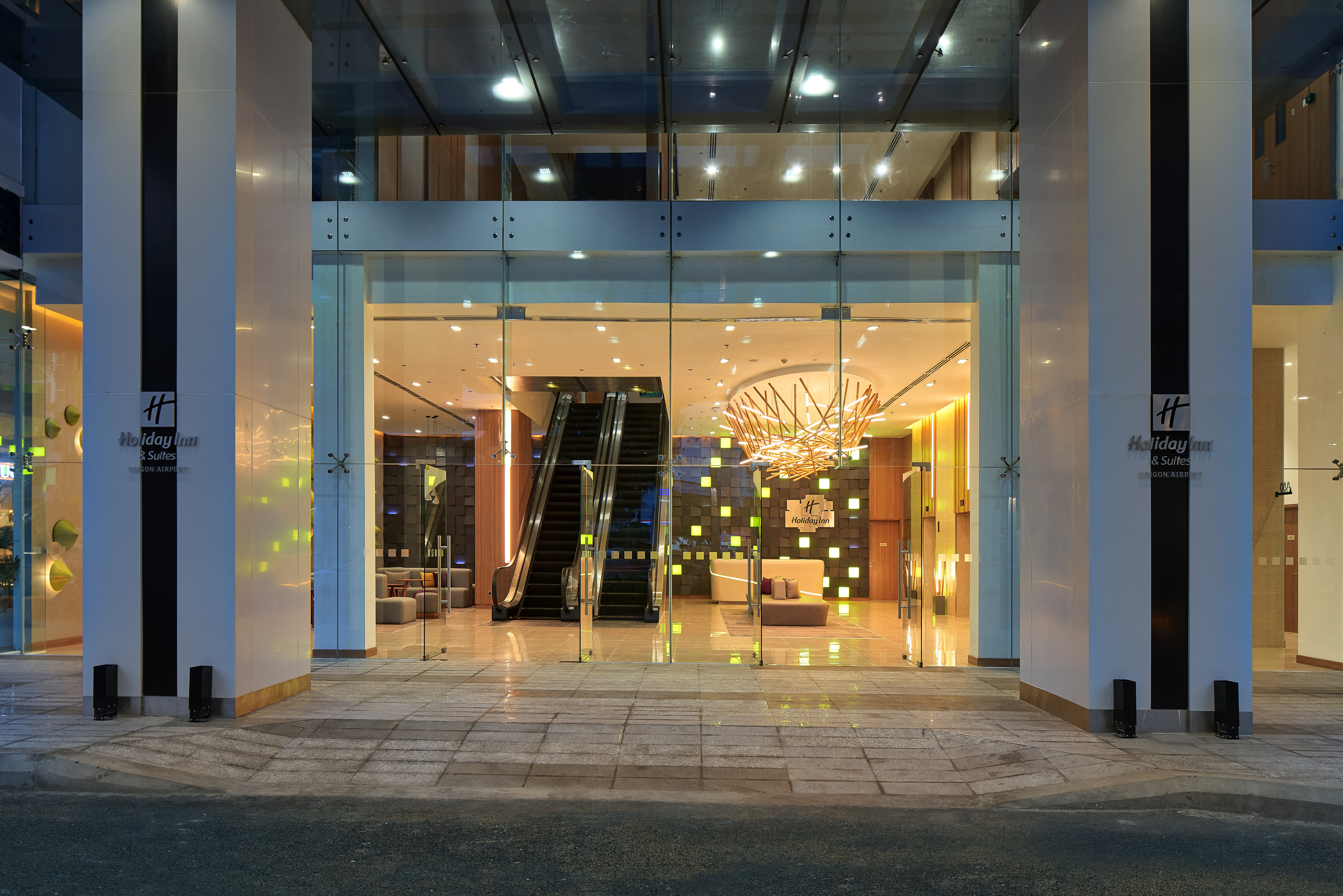 holiday inn and suites saigon airport